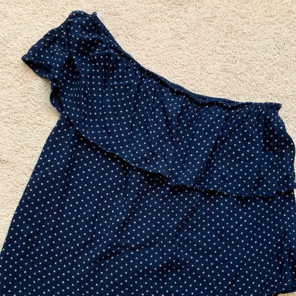 One shoulder top
